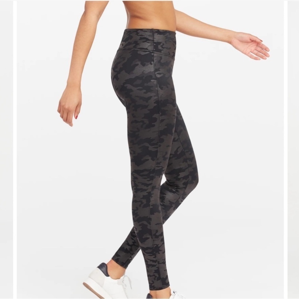 EUC SPANX Faux Leather Camo Leggings Size Small